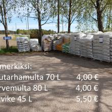 Puutarhamullat, kuorikkeet ja kuivikkeet Pyheen kyläkaupasta.